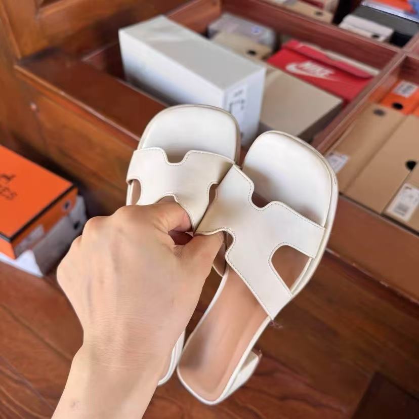 白いローヒールサンダル