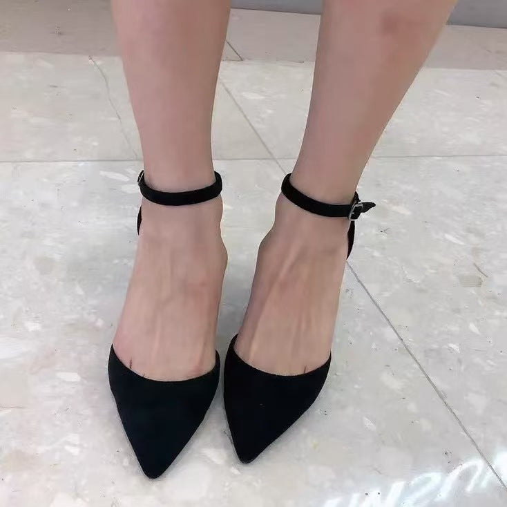 黒のストラップサンダル